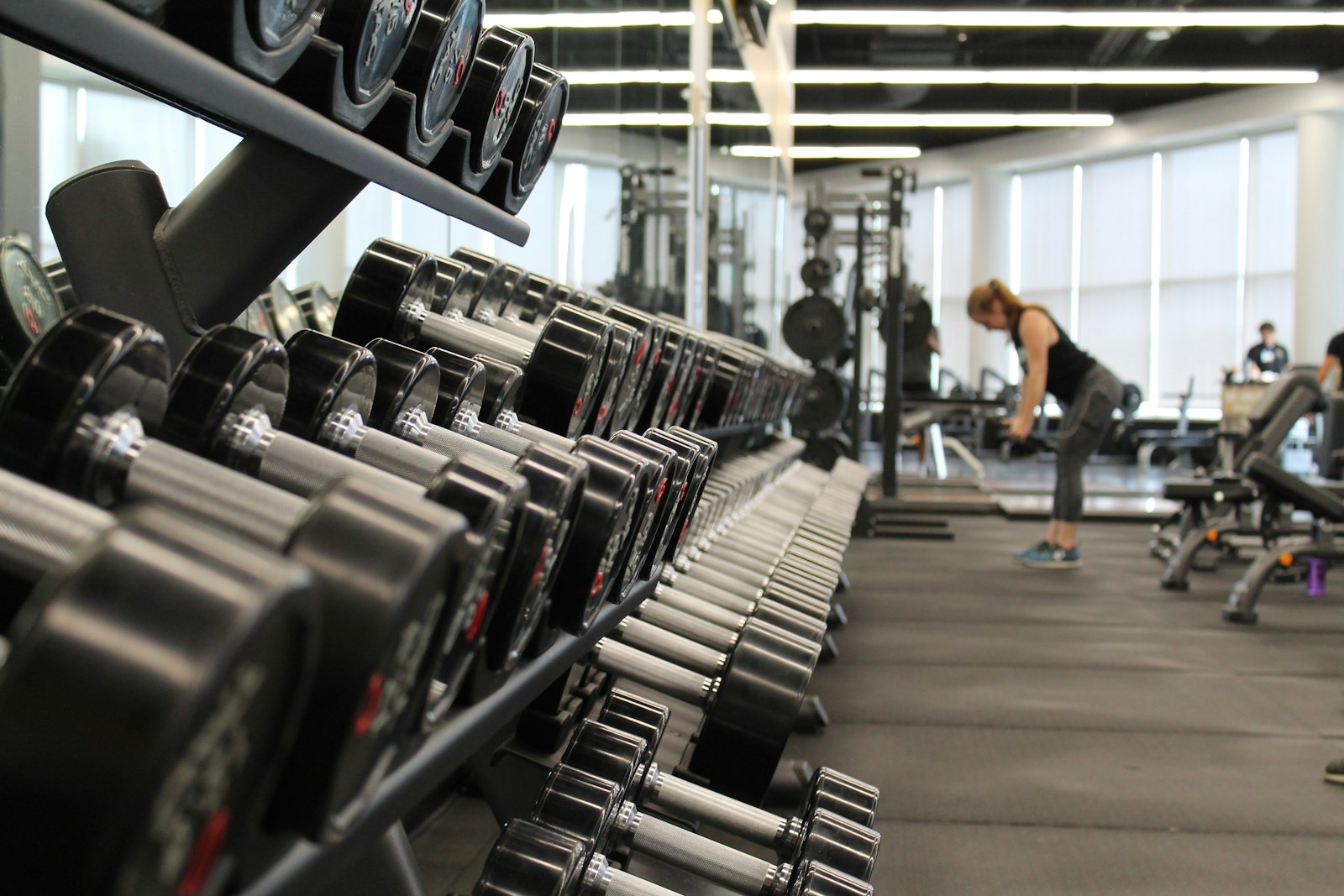 Salle de sport avec équipement